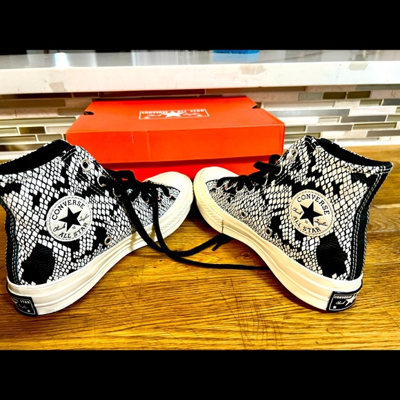 Converse shoes new with box size 5 - Picture 3 of 4